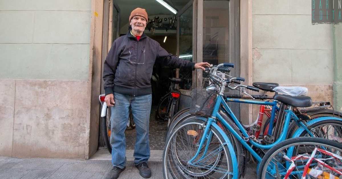 La storia di Tommaso, il "biciclettaio" che ripara da 53 anni le due ruote dei baresi